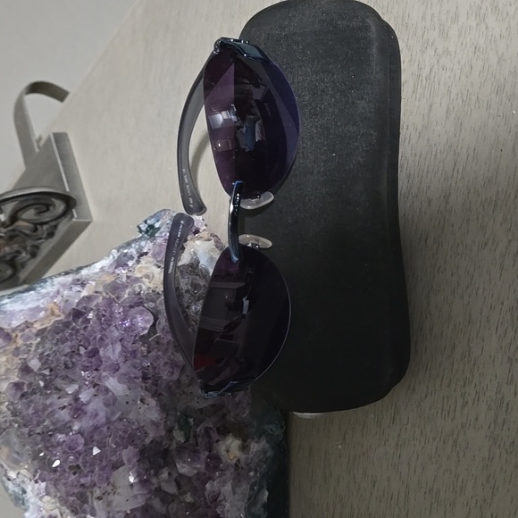 Chanel sun glasses with case - Picture 10 of 14